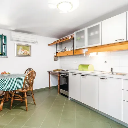 Apartment 1 Bedroom Gorgeous In
